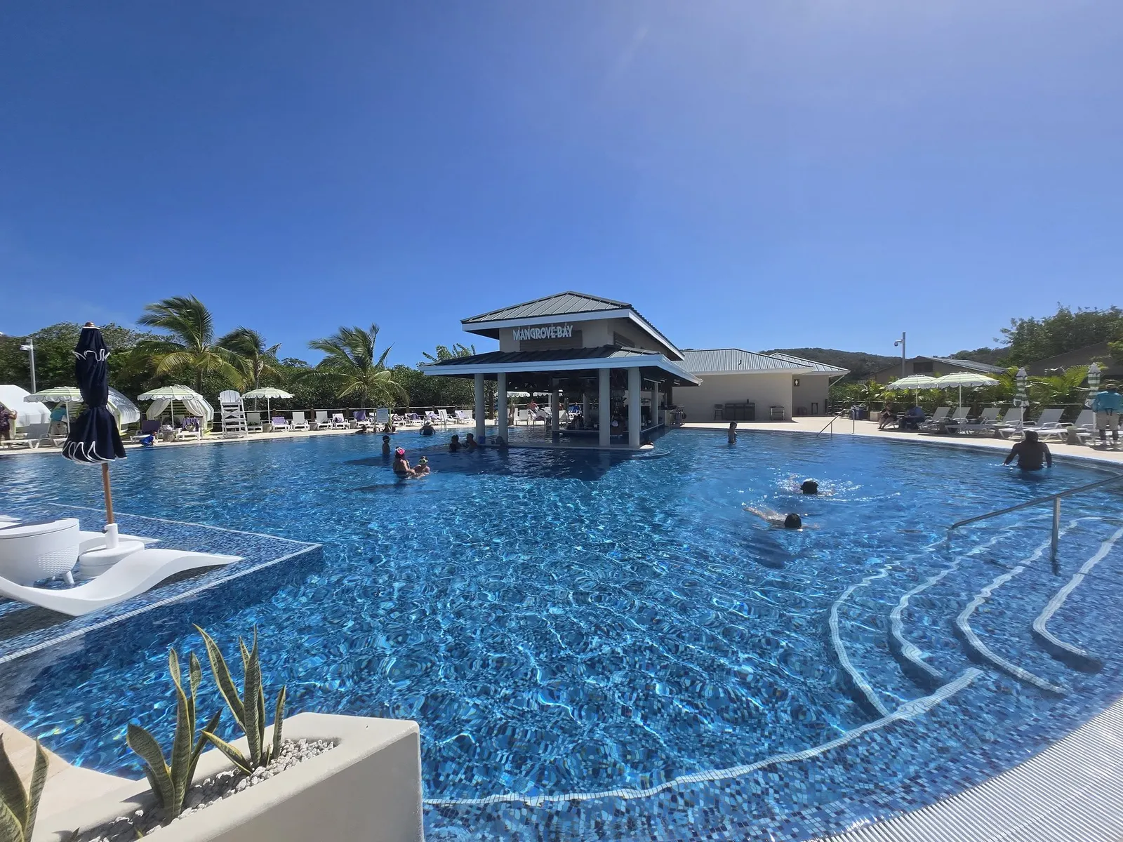 Mangrove Bay pool and swim-up bar at Isla Tropicale cruise port in Roatan